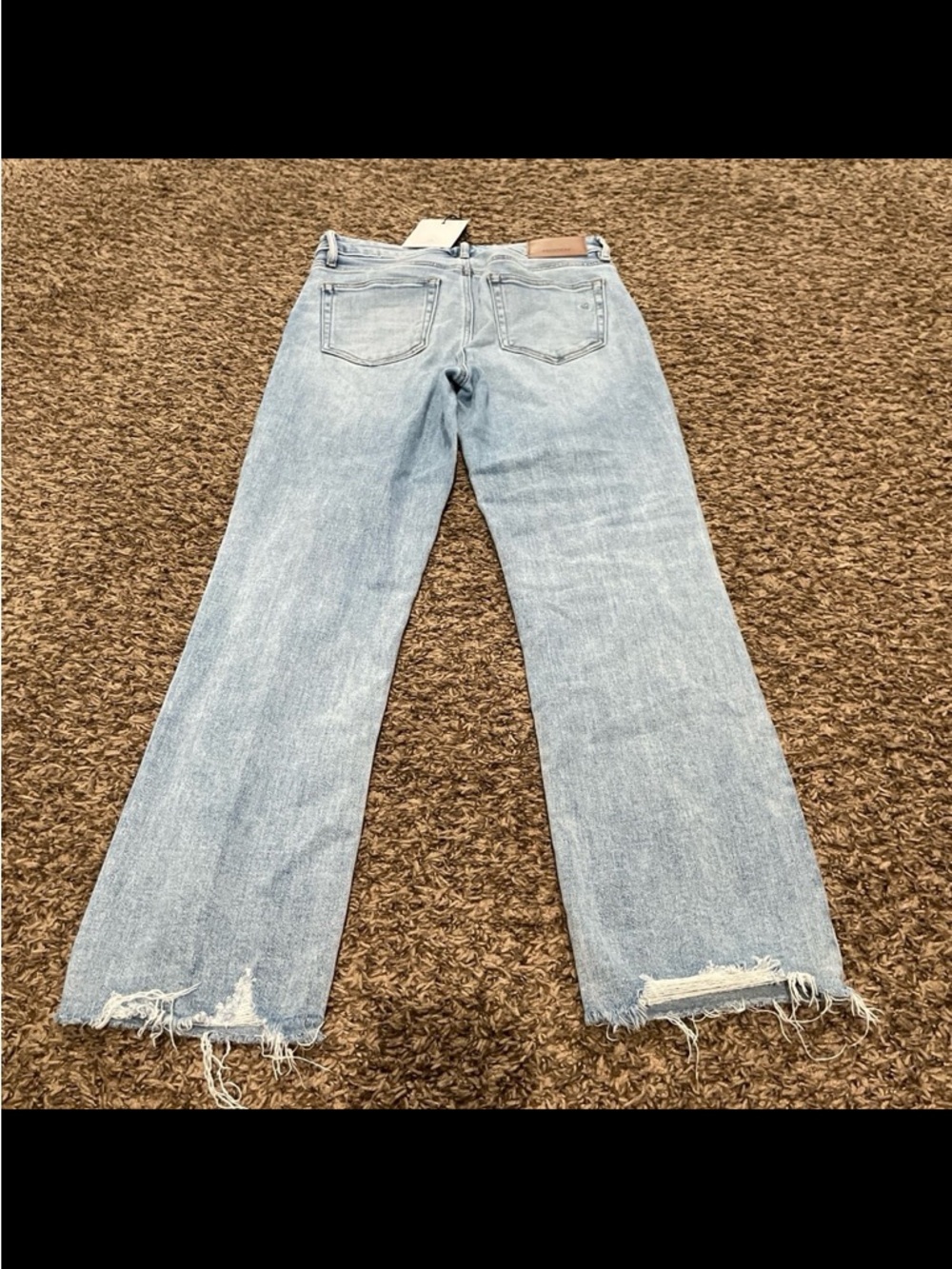 Hidden NWT straight leg jeans with distressed features size 28 - Picture 2 of 3